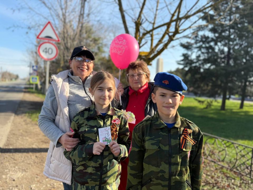 Сотрудники Госавтоинспекции в городе Керчи подарили праздник мамам-водителям Сотрудники Госавтоинспекции в городе Керчи подарили праздник мамам-водителям