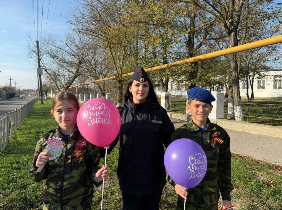 Сотрудники Госавтоинспекции в городе Керчи подарили праздник мамам-водителям Сотрудники Госавтоинспекции в городе Керчи подарили праздник мамам-водителям