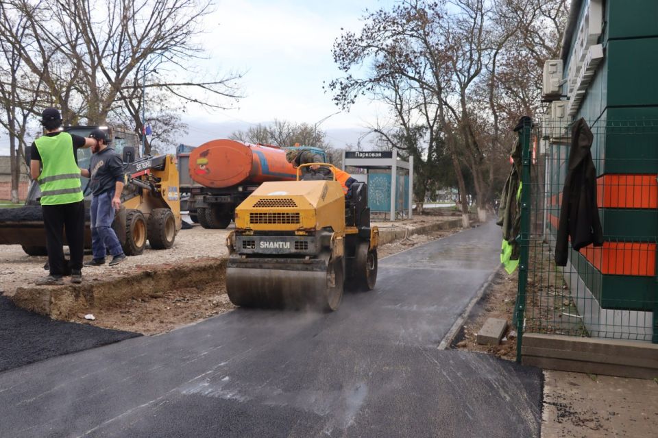 В Керчи на ул. Орджоникидзе асфальтируют тротуар вдоль Онкологического диспансера В Керчи на ул. Орджоникидзе асфальтируют тротуар вдоль Онкологического диспансера