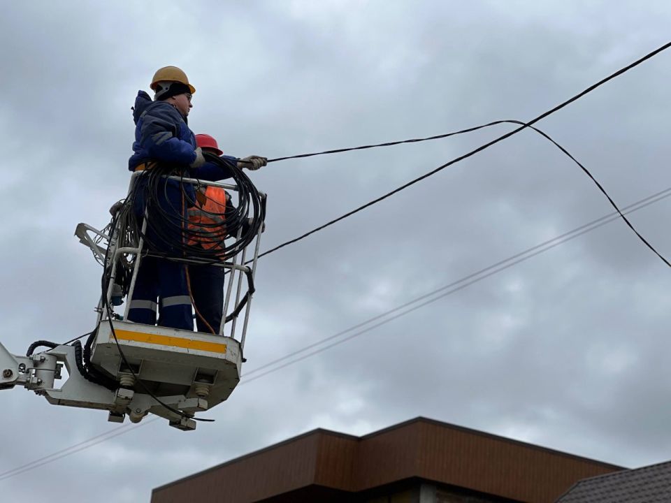 На улице Денисова в Героевском восстанавливают наружное освещение На улице Денисова в Героевском восстанавливают наружное освещение