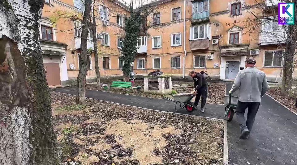 Во дворе по ул. Петра Дейкало, 6/1, Архитектурной, 5/2, Бульвару Пионеров, 2/5 приступили к асфальтированию тротуаров в рамках благоустройства придомовой территории