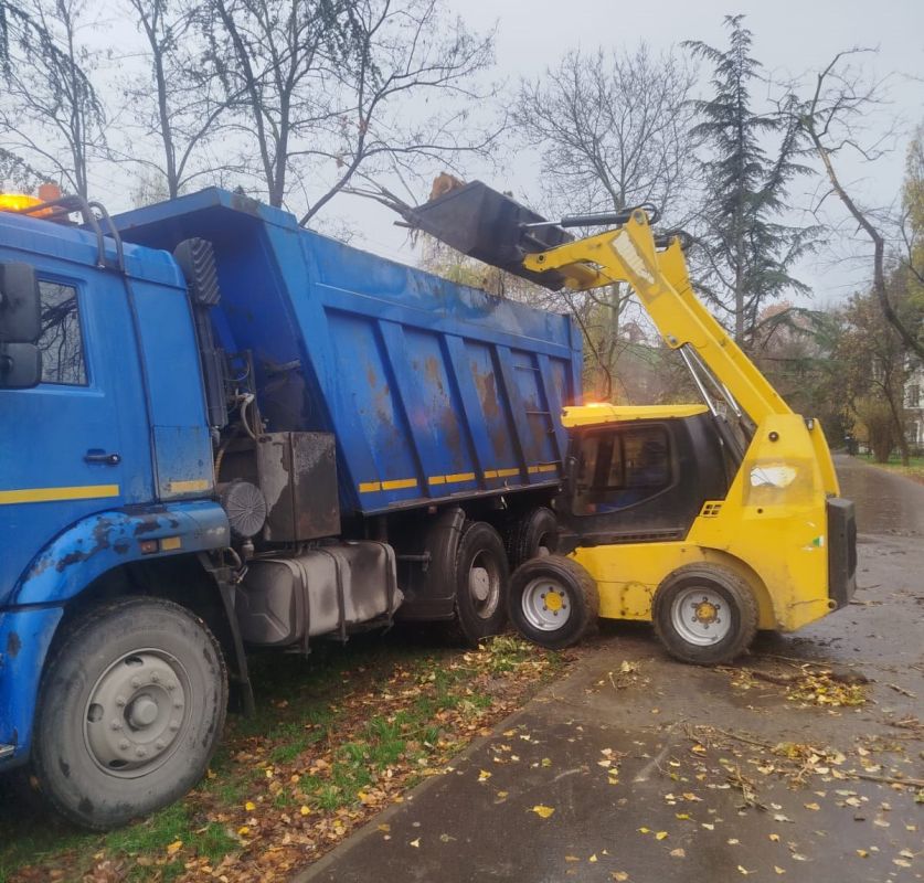Несмотря на дождливую погоду сотрудники МБУ «Город» продолжают работы по уборке улиц и общественных территорий крымской столицы Несмотря на дождливую погоду сотрудники МБУ «Город» продолжают работы по уборке улиц и общественных территорий крымской столицы