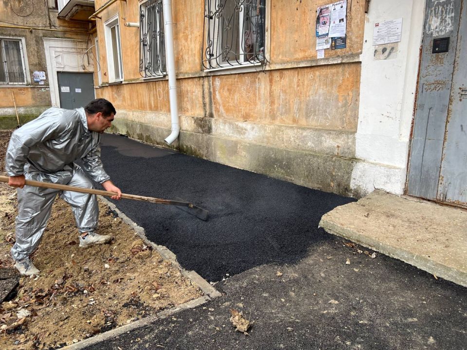 Во дворе по ул. Петра Дейкало, 6/1, Архитектурной, 5/2, Бульвару Пионеров, 2/5 приступили к асфальтированию тротуаров в рамках благоустройства придомовой территории Во дворе по ул. Петра Дейкало, 6/1, Архитектурной, 5/2, Бульвару Пионеров, 2/5 приступили к асфальтированию тротуаров в рамках благоустройства придомовой территории