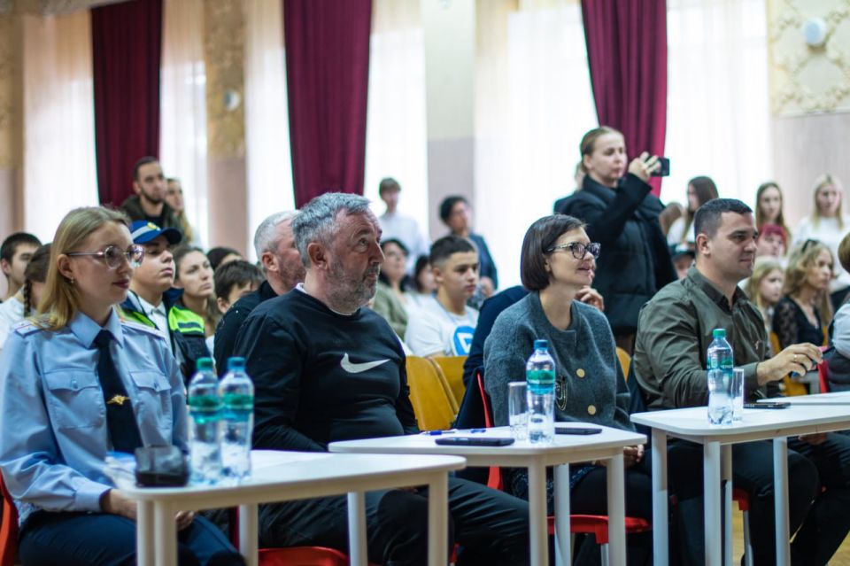 В Симферополе состоялось итоговое мероприятие муниципального конкурса-игры «Дорожные приключения» 2025 года, направленного на профилактику детского дорожно-транспортного травматизма и популяризацию правил дорожного движения В Симферополе состоялось итоговое мероприятие муниципального конкурса-игры «Дорожные приключения» 2025 года, направленного на профилактику детского дорожно-транспортного травматизма и популяризацию правил дорожного движения