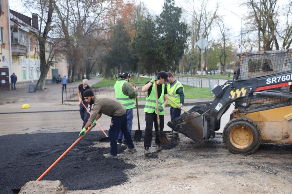 В Керчи на ул. Орджоникидзе асфальтируют тротуар вдоль Онкологического диспансера В Керчи на ул. Орджоникидзе асфальтируют тротуар вдоль Онкологического диспансера