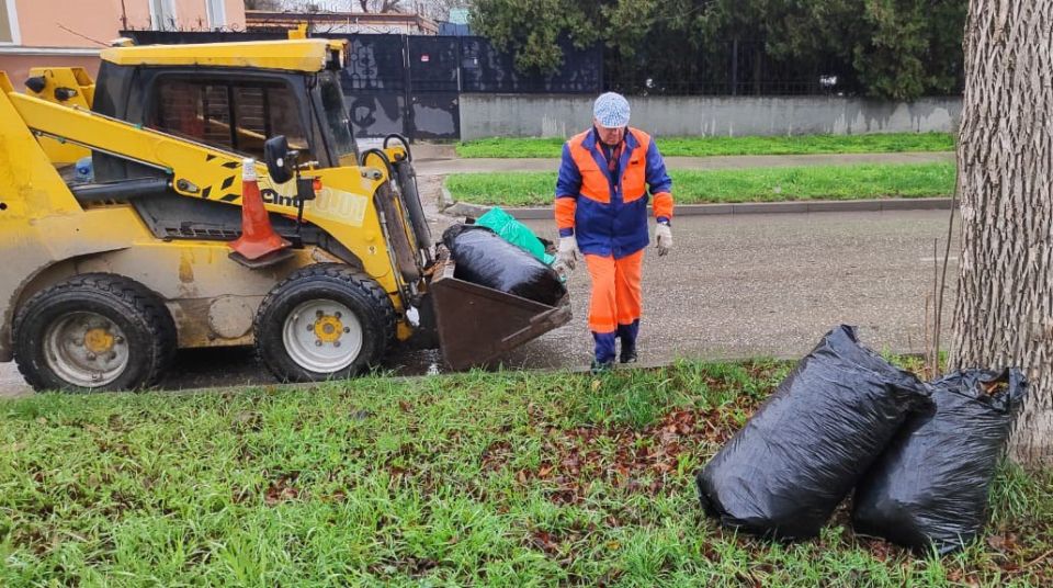 Несмотря на дождливую погоду сотрудники МБУ «Город» продолжают работы по уборке улиц и общественных территорий крымской столицы Несмотря на дождливую погоду сотрудники МБУ «Город» продолжают работы по уборке улиц и общественных территорий крымской столицы