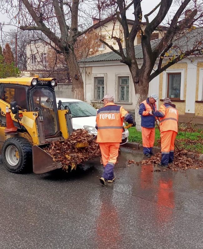 Несмотря на дождливую погоду сотрудники МБУ «Город» продолжают работы по уборке улиц и общественных территорий крымской столицы Несмотря на дождливую погоду сотрудники МБУ «Город» продолжают работы по уборке улиц и общественных территорий крымской столицы