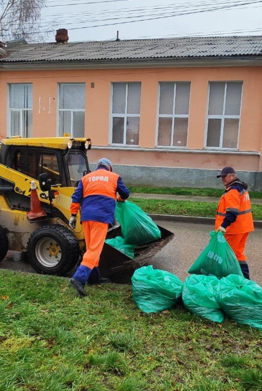 Несмотря на дождливую погоду сотрудники МБУ «Город» продолжают работы по уборке улиц и общественных территорий крымской столицы Несмотря на дождливую погоду сотрудники МБУ «Город» продолжают работы по уборке улиц и общественных территорий крымской столицы
