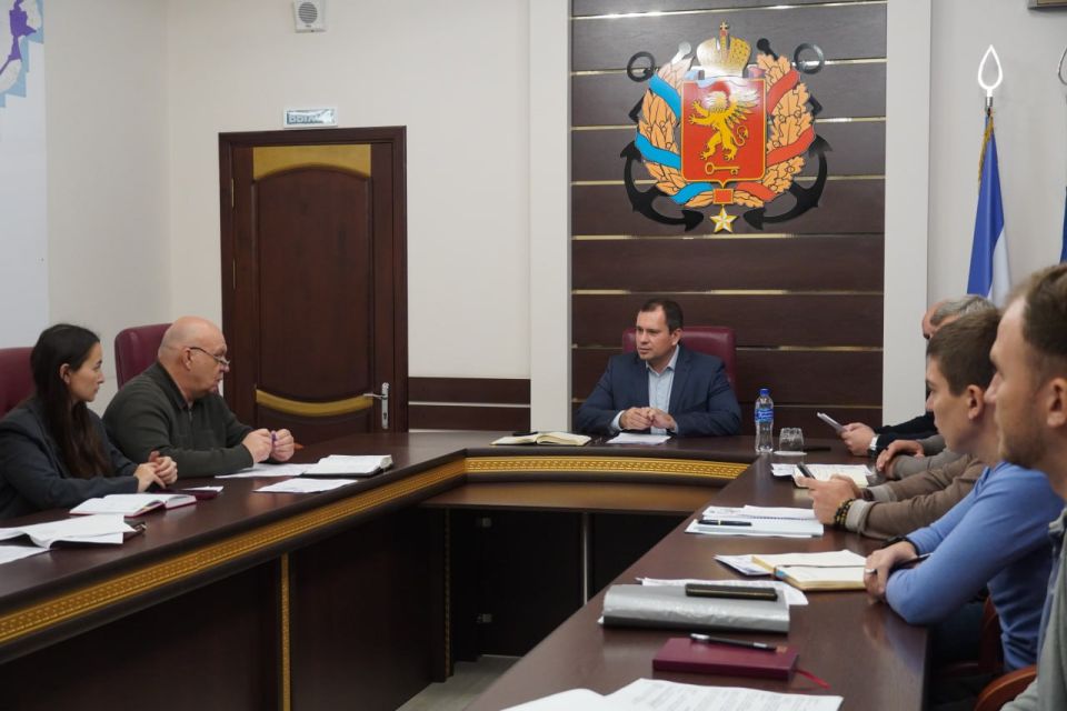 Глава администрации Керчи Олег Каторгин провел аппаратное совещание с заместителями и руководителями структурных подразделений, на котором рассмотрели ключевые вопросы жизнедеятельности города Глава администрации Керчи Олег Каторгин провел аппаратное совещание с заместителями и руководителями структурных подразделений, на котором рассмотрели ключевые вопросы жизнедеятельности города
