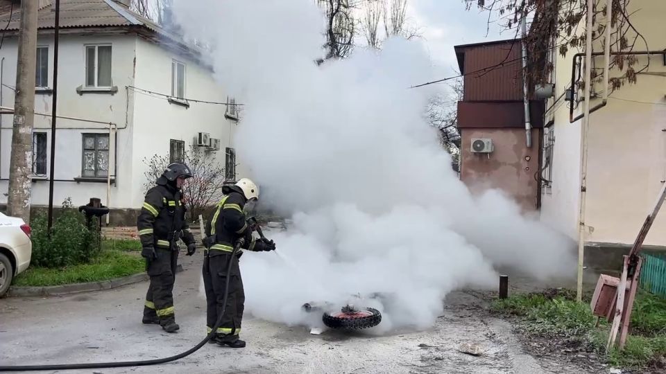 Огнеборцы МЧС России в Феодосии потушили мотоцикл