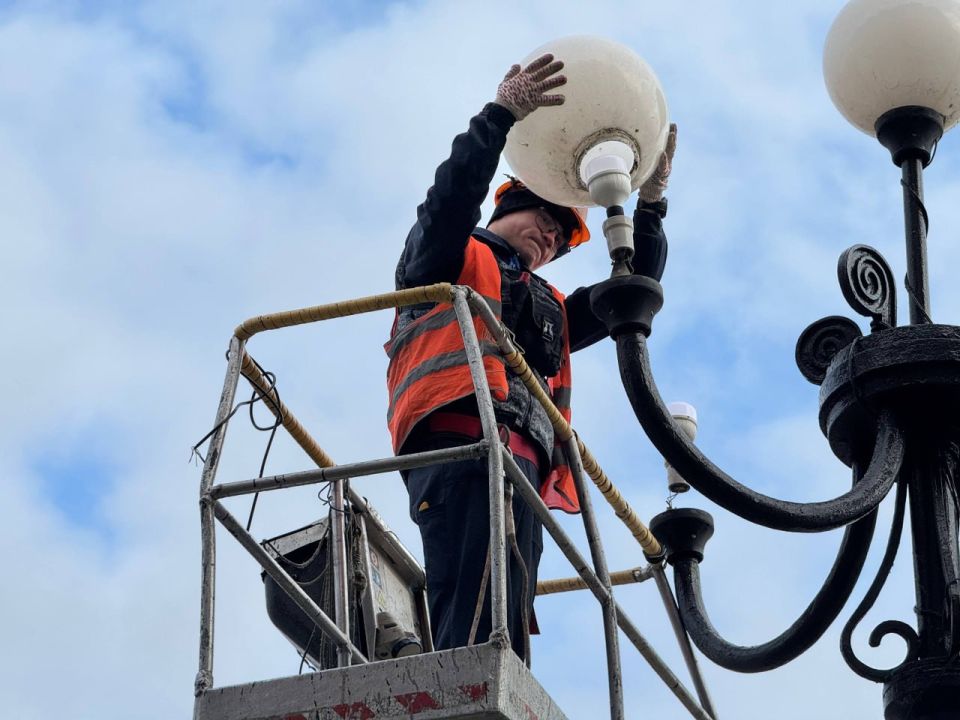 На улице Денисова в Героевском восстанавливают наружное освещение На улице Денисова в Героевском восстанавливают наружное освещение