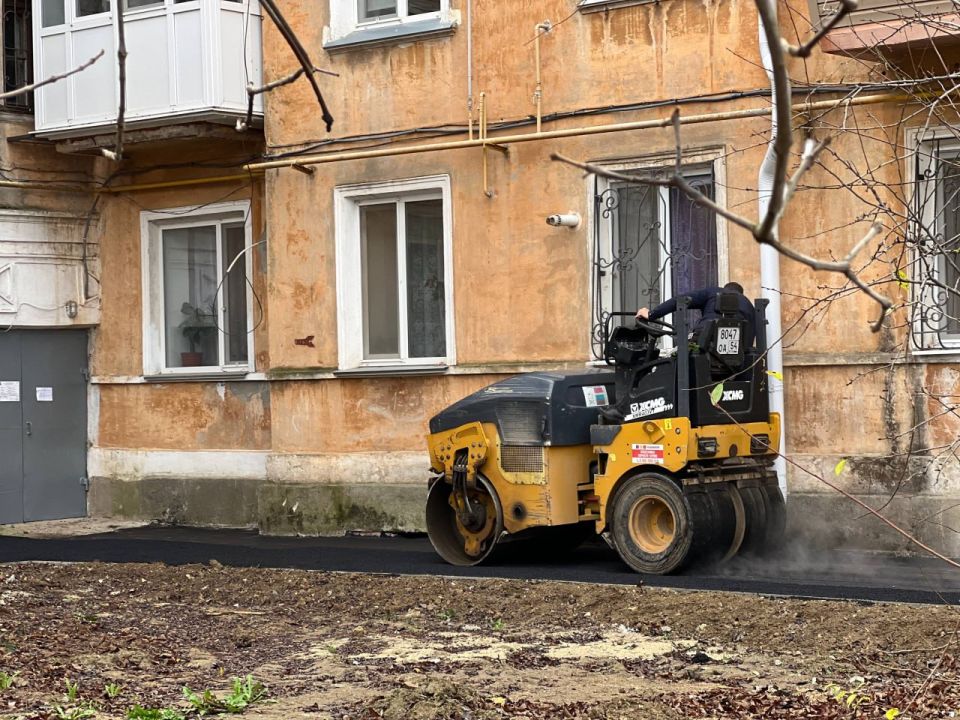 Во дворе по ул. Петра Дейкало, 6/1, Архитектурной, 5/2, Бульвару Пионеров, 2/5 приступили к асфальтированию тротуаров в рамках благоустройства придомовой территории Во дворе по ул. Петра Дейкало, 6/1, Архитектурной, 5/2, Бульвару Пионеров, 2/5 приступили к асфальтированию тротуаров в рамках благоустройства придомовой территории