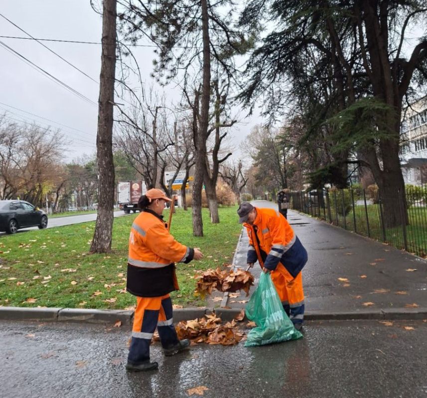 Несмотря на дождливую погоду сотрудники МБУ «Город» продолжают работы по уборке улиц и общественных территорий крымской столицы Несмотря на дождливую погоду сотрудники МБУ «Город» продолжают работы по уборке улиц и общественных территорий крымской столицы