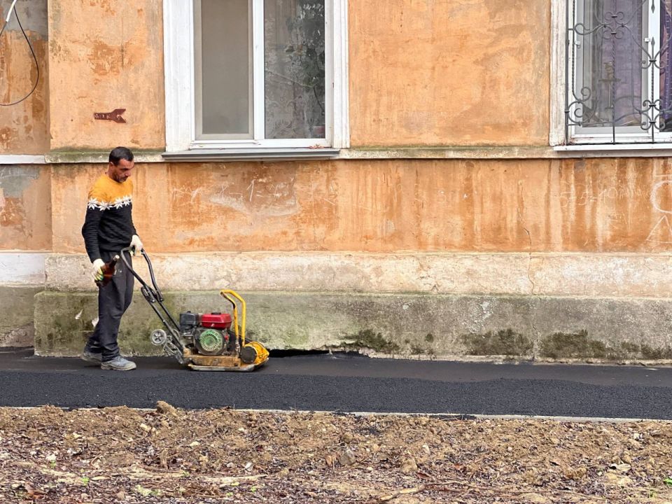 Во дворе по ул. Петра Дейкало, 6/1, Архитектурной, 5/2, Бульвару Пионеров, 2/5 приступили к асфальтированию тротуаров в рамках благоустройства придомовой территории Во дворе по ул. Петра Дейкало, 6/1, Архитектурной, 5/2, Бульвару Пионеров, 2/5 приступили к асфальтированию тротуаров в рамках благоустройства придомовой территории
