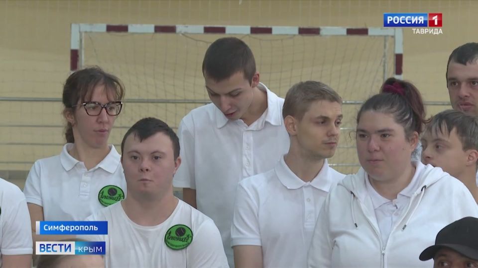 В Симферополе прошел необычный мастер-класс по игре в теннис для людей с ограниченными возможностями здоровья