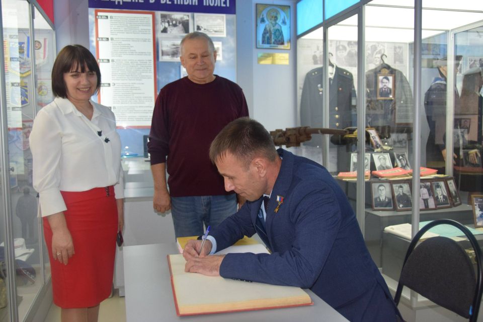 Юрий Нимченко: 1 декабря Посетил музей истории 943-го морского ракетоносного авиационного Констанцского Краснознаменного полка ВВС КЧФ Юрий Нимченко: 1 декабря Посетил музей истории 943-го морского ракетоносного авиационного Констанцского Краснознаменного полка ВВС КЧФ