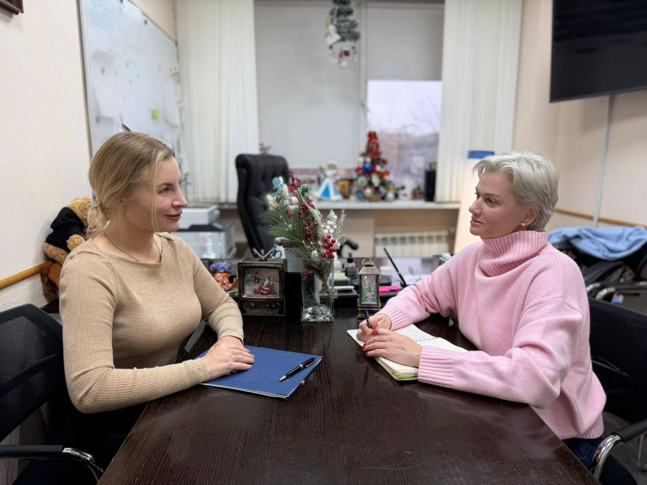 Ольга Торубарова: Вместе с ветераном боевых действий СВО, участником кадрового проекта «Герои Крыма» Сергеем Сергеевичем Каменевым встретились с двукратной олимпийской чемпионкой в упражнениях на брусьях (1996, 2000)... Ольга Торубарова: Вместе с ветераном боевых действий СВО, участником кадрового проекта «Герои Крыма» Сергеем Сергеевичем Каменевым встретились с двукратной олимпийской чемпионкой в упражнениях на брусьях (1996, 2000)...