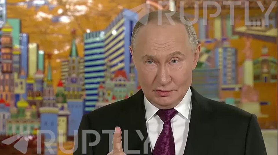 «Это пиратство, ничто иное. Мы рассмотрим возможность ответных мер. Самый радикальный - отрезать Украину от моря», — Путин об украинских атаках на суда в Черном море