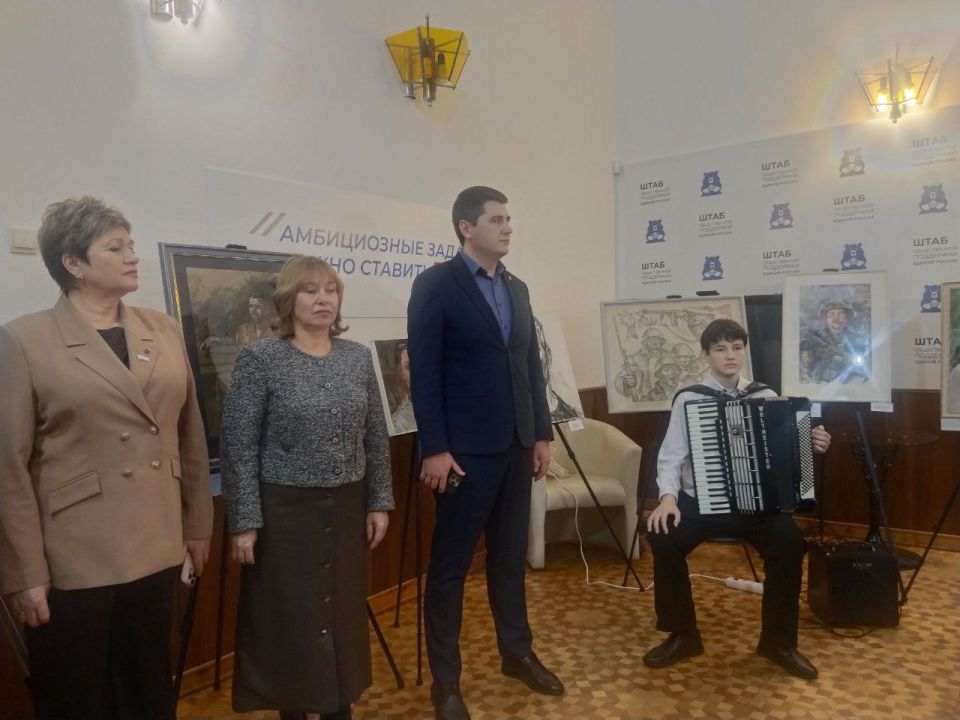 В Симферополе открылась художественная выставка «Героями наша Отчизна сильна» В Симферополе открылась художественная выставка «Героями наша Отчизна сильна»