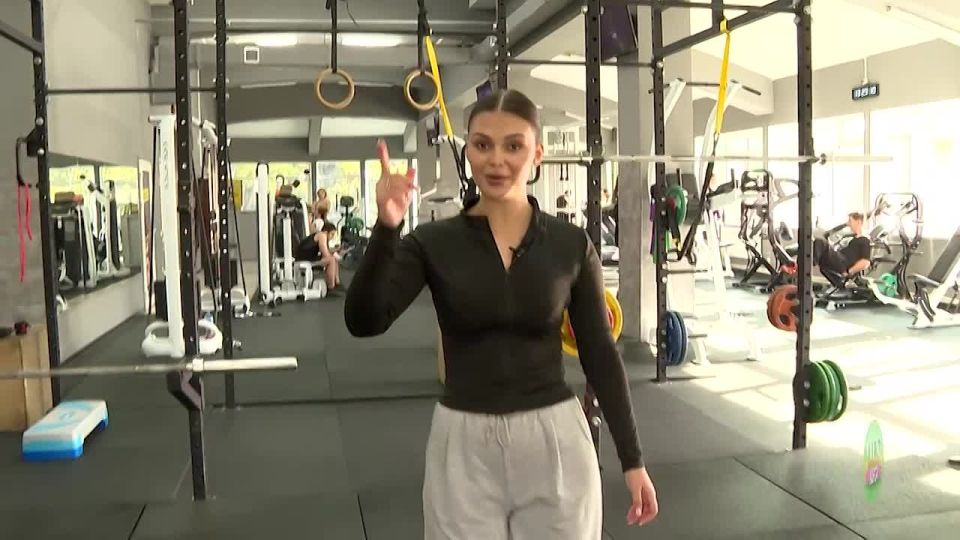 От улыбки хмурый день светлее