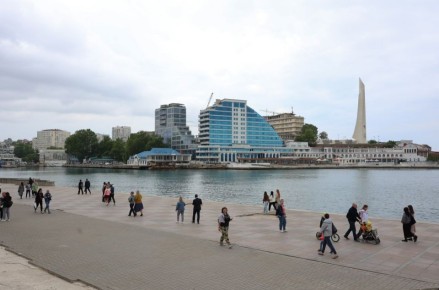 С 1 января 2026 года гостевые дома в Краснодарском крае, Крыму и ряде других регионов начнут пропадать из выдачи сервисов бронирования, если не войдут в реестр Росаккредитации