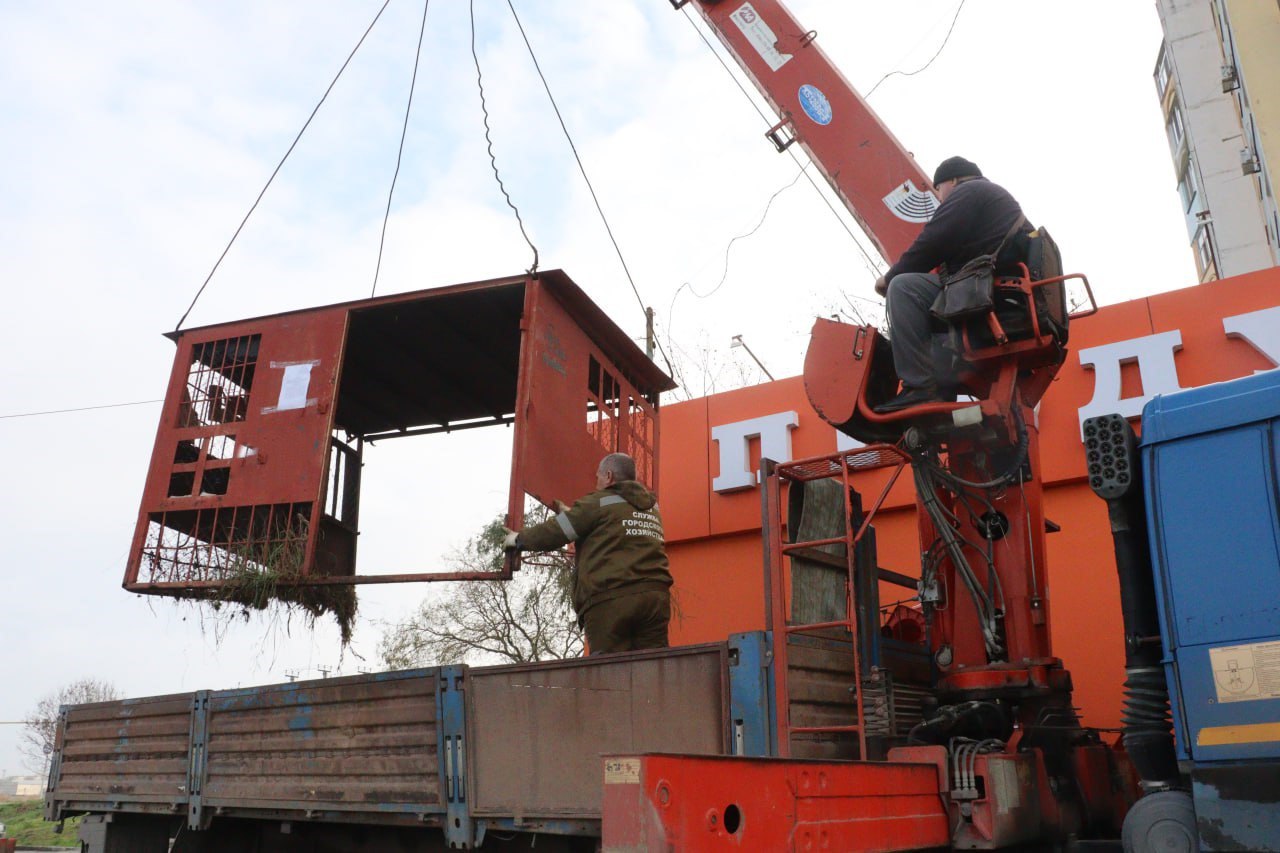 В Керчи продолжается работа по демонтажу незаконных конструкций и самовольных построек В Керчи продолжается работа по демонтажу незаконных конструкций и самовольных построек