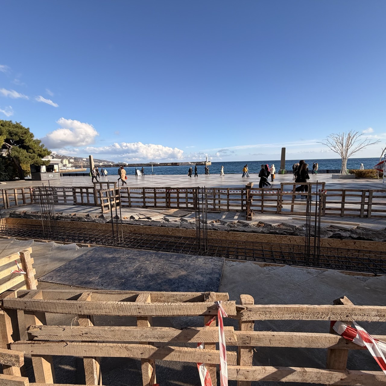 В Ялте продолжаются работы по благоустройству общественной территории "Городской сад"