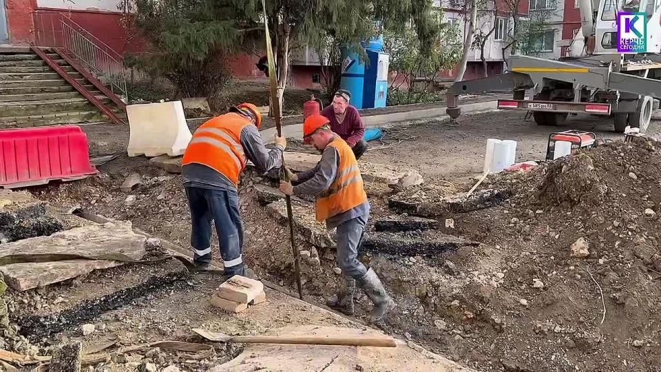 Во дворе по Индустриальному шоссе, 21, 21/1, 23, 27 идут работы по замене системы теплоснабжения квартала