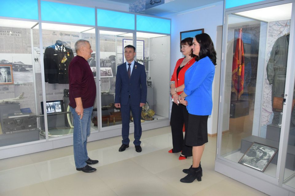 Юрий Нимченко: 1 декабря Посетил музей истории 943-го морского ракетоносного авиационного Констанцского Краснознаменного полка ВВС КЧФ Юрий Нимченко: 1 декабря Посетил музей истории 943-го морского ракетоносного авиационного Констанцского Краснознаменного полка ВВС КЧФ