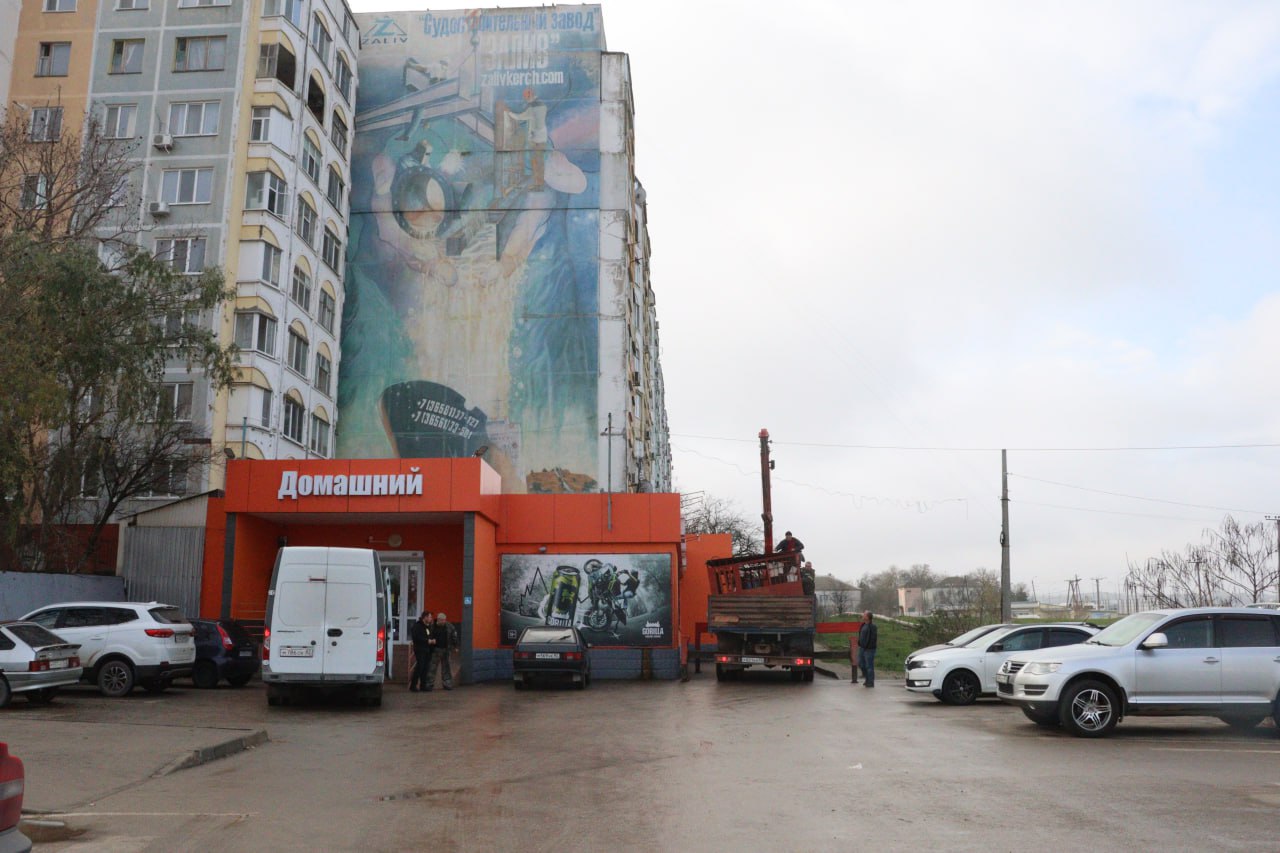 В Керчи продолжается работа по демонтажу незаконных конструкций и самовольных построек В Керчи продолжается работа по демонтажу незаконных конструкций и самовольных построек