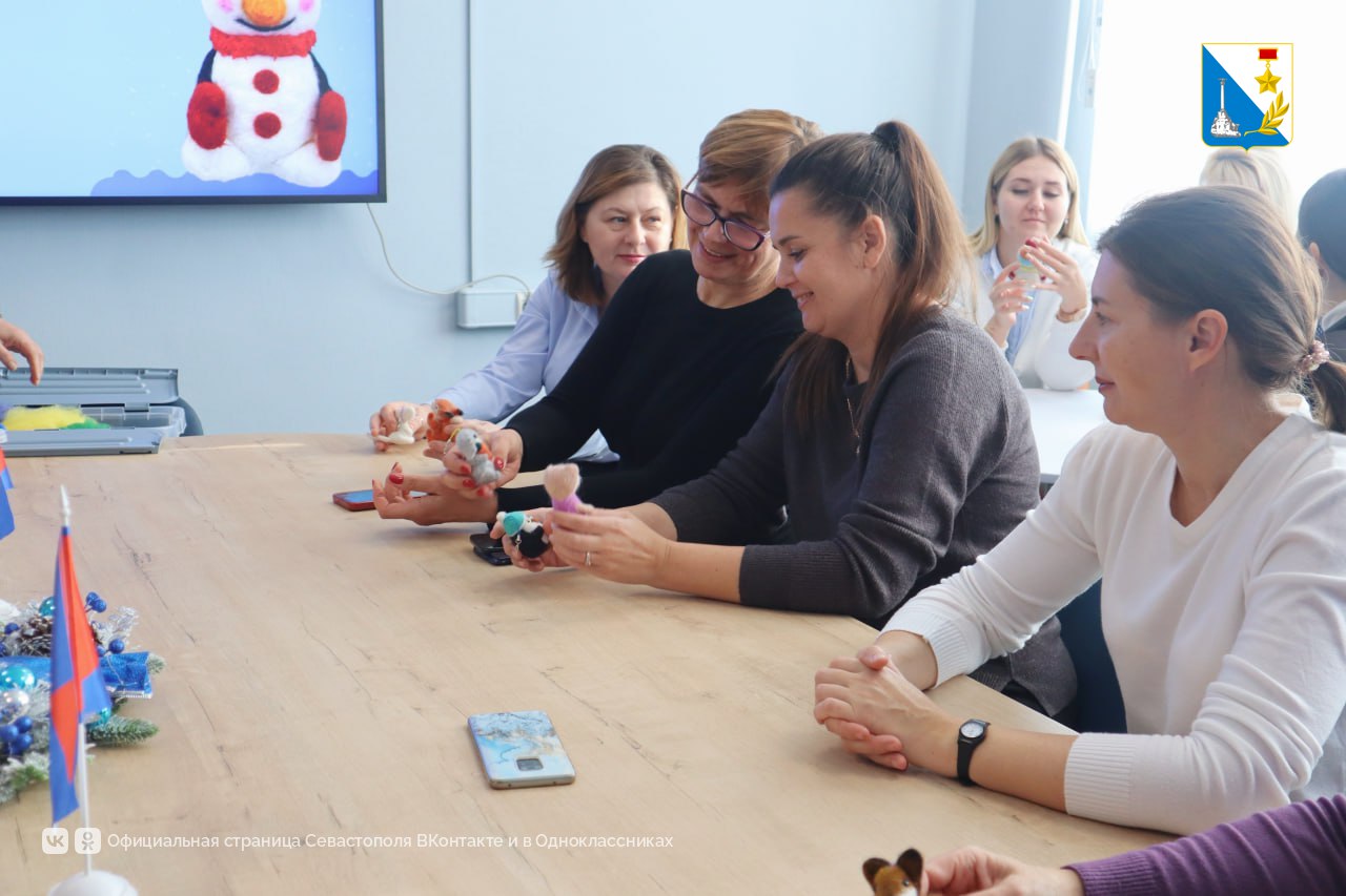 В кадровом центре Севастополя прошёл творческий мастер-класс для участниц клуба «Лига успеха» В кадровом центре Севастополя прошёл творческий мастер-класс для участниц клуба «Лига успеха»