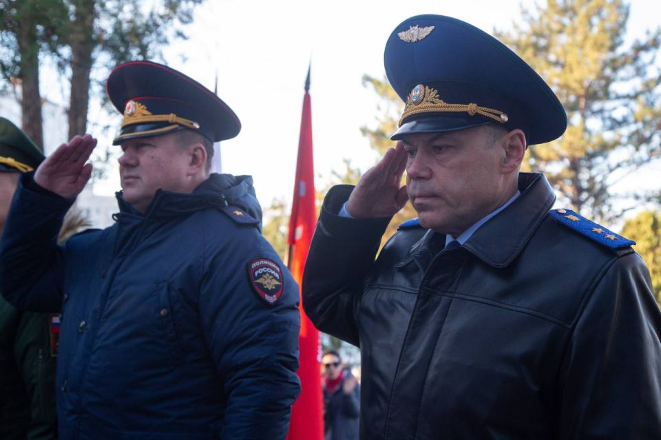Сегодня, 3 декабря 2025 года, состоялось возложение венка и цветов на Военном мемориальном кладбище в городе Симферополе Сегодня, 3 декабря 2025 года, состоялось возложение венка и цветов на Военном мемориальном кладбище в городе Симферополе