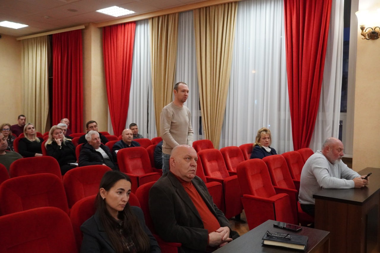 Чтобы вопросы керчан решались быстрее и эффективнее, в городе вводится практика проведения «Депутатского часа» Чтобы вопросы керчан решались быстрее и эффективнее, в городе вводится практика проведения «Депутатского часа»