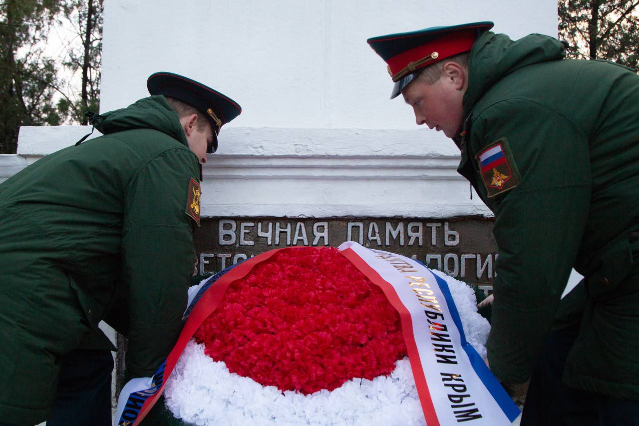 Сегодня, 3 декабря 2025 года, состоялось возложение венка и цветов на Военном мемориальном кладбище в городе Симферополе Сегодня, 3 декабря 2025 года, состоялось возложение венка и цветов на Военном мемориальном кладбище в городе Симферополе