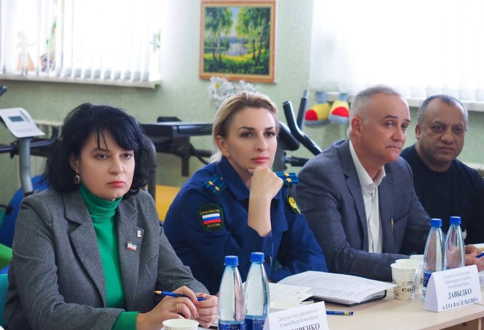 В Черноморском районе работники прокуратуры приняли участие в круглом столе, посвященным вопросам соблюдения прав лиц с ограниченными возможностями