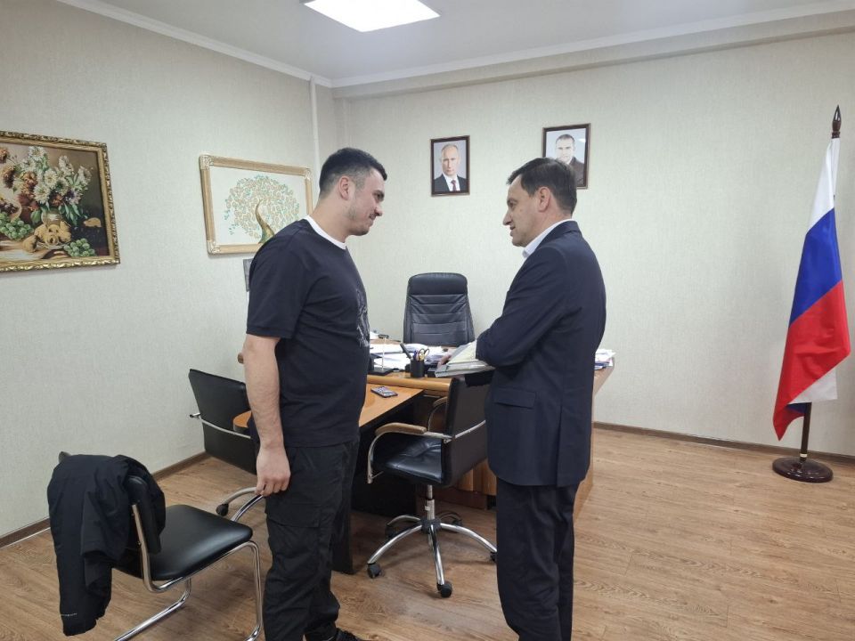 Руслан Якубов провел встречу с руководителем крымскотатарского ансамбля «Джемиле» Джафером Абдувелиевым Руслан Якубов провел встречу с руководителем крымскотатарского ансамбля «Джемиле» Джафером Абдувелиевым