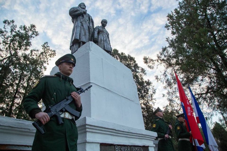 Сегодня, 3 декабря 2025 года, состоялось возложение венка и цветов на Военном мемориальном кладбище в городе Симферополе