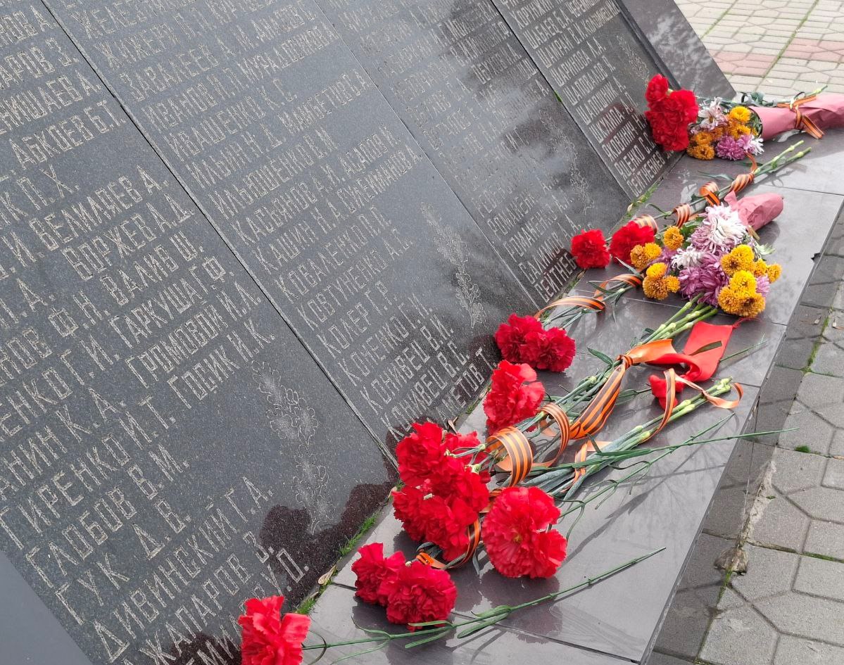 Александр Харламов: Сегодня совместно с председателем Советского районного совета Викторией Грицай принял участие в мероприятии, приуроченном ко Дню Неизвестного Солдата Александр Харламов: Сегодня совместно с председателем Советского районного совета Викторией Грицай принял участие в мероприятии, приуроченном ко Дню Неизвестного Солдата