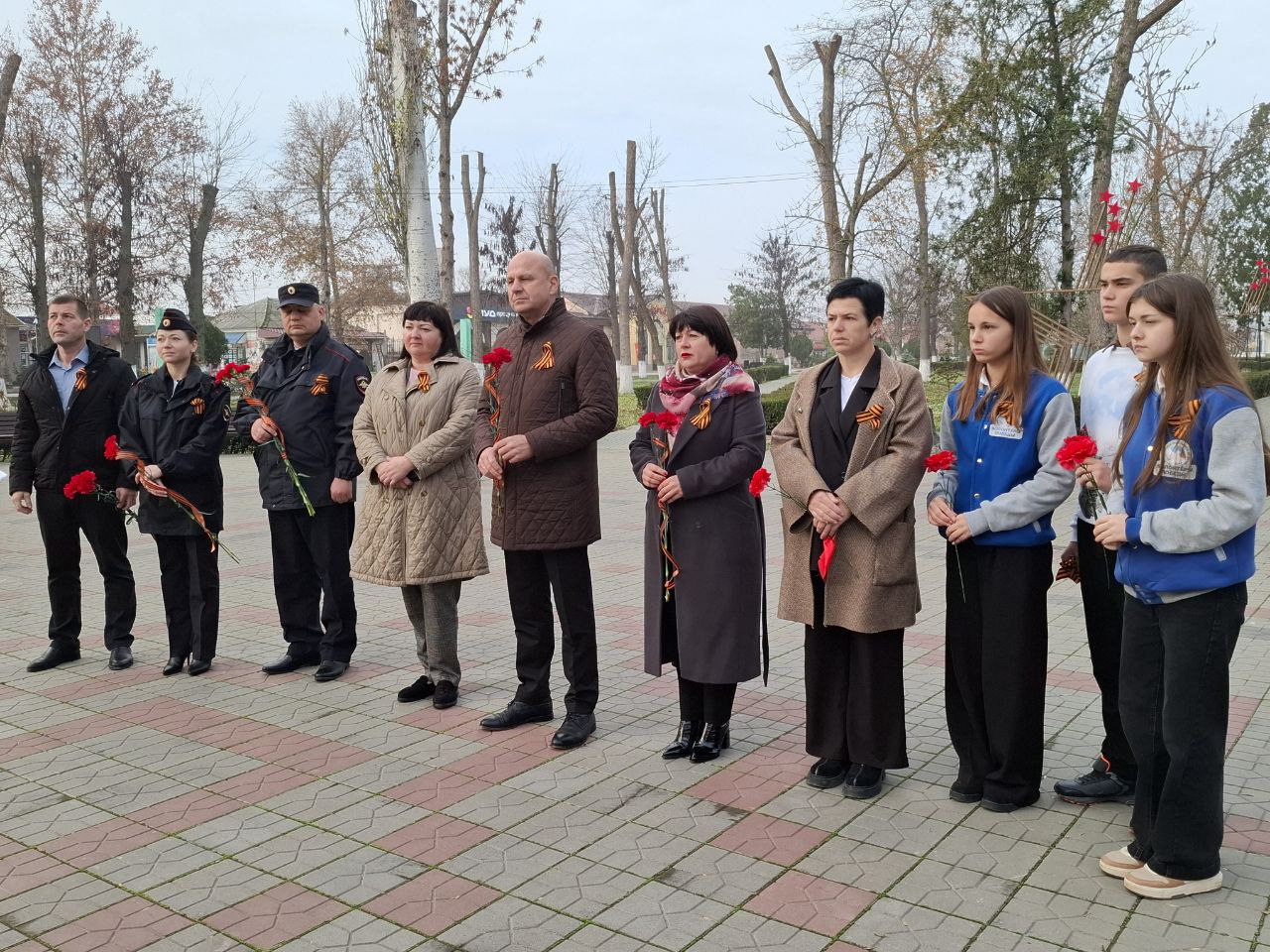 Александр Харламов: Сегодня совместно с председателем Советского районного совета Викторией Грицай принял участие в мероприятии, приуроченном ко Дню Неизвестного Солдата