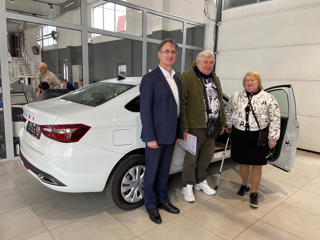 Трем жителям Крыма, пострадавшим на производстве, предоставили новые адаптированные автомобили