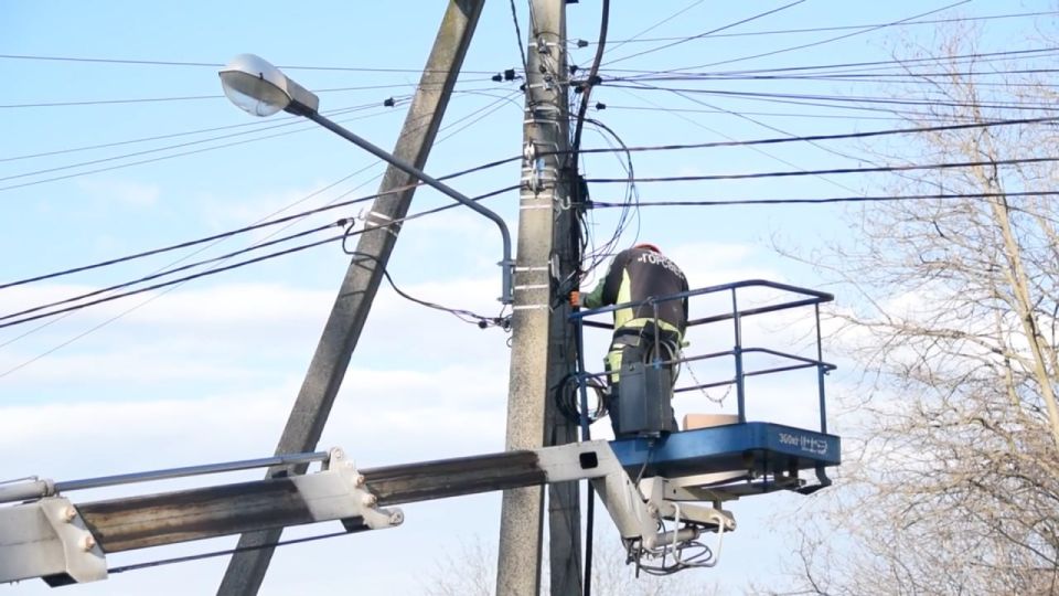 В Симферополе в микрорайоне Луговом сотрудники учреждения «Горсвет» восстанавливают аварийные участки наружного освещения и устанавливают новые светодиодные лампы