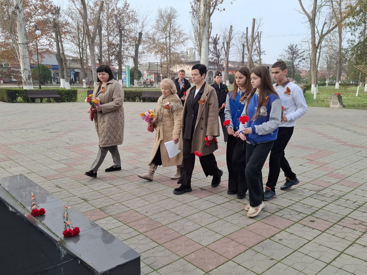 Александр Харламов: Сегодня совместно с председателем Советского районного совета Викторией Грицай принял участие в мероприятии, приуроченном ко Дню Неизвестного Солдата Александр Харламов: Сегодня совместно с председателем Советского районного совета Викторией Грицай принял участие в мероприятии, приуроченном ко Дню Неизвестного Солдата