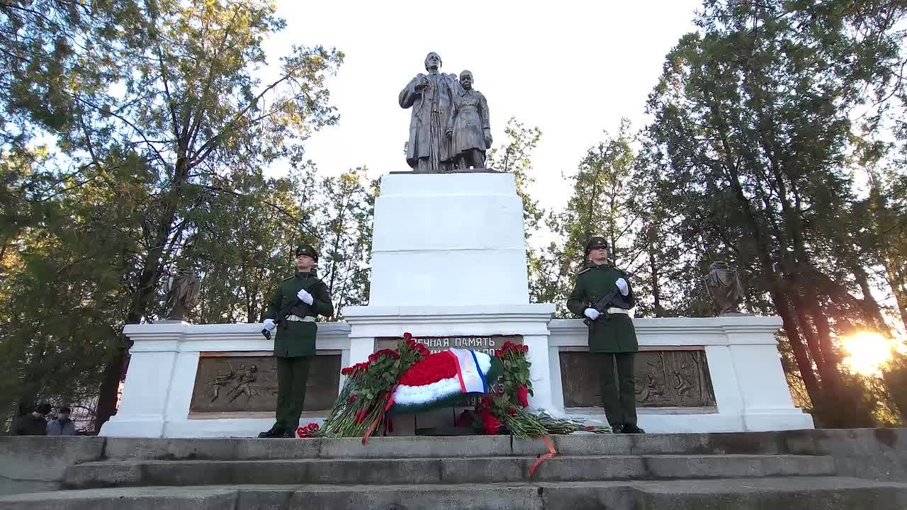 Власти Крыма возложили цветы на военном мемориальном кладбище Симферополя