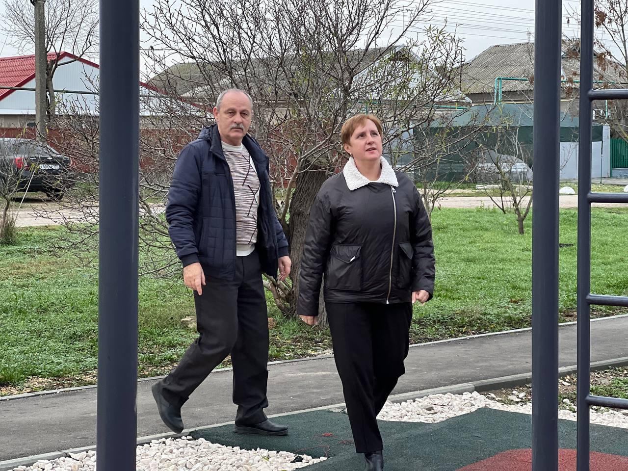 «На новой площадке размещены тренажёры для общефизической подготовки: шведская стенка, турники, перекладины, брусья и скамья для пресса. Особое внимание при установке было уделено безопасности и удобству использования...