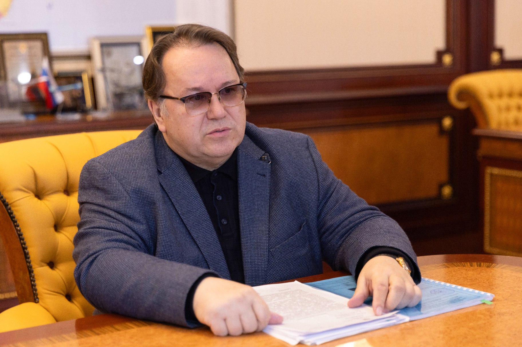 Сергей Аксенов обсудил с руководителем Госкомархива Олегом Лобовым задачи, стоящие перед архивистами республики Сергей Аксенов обсудил с руководителем Госкомархива Олегом Лобовым задачи, стоящие перед архивистами республики