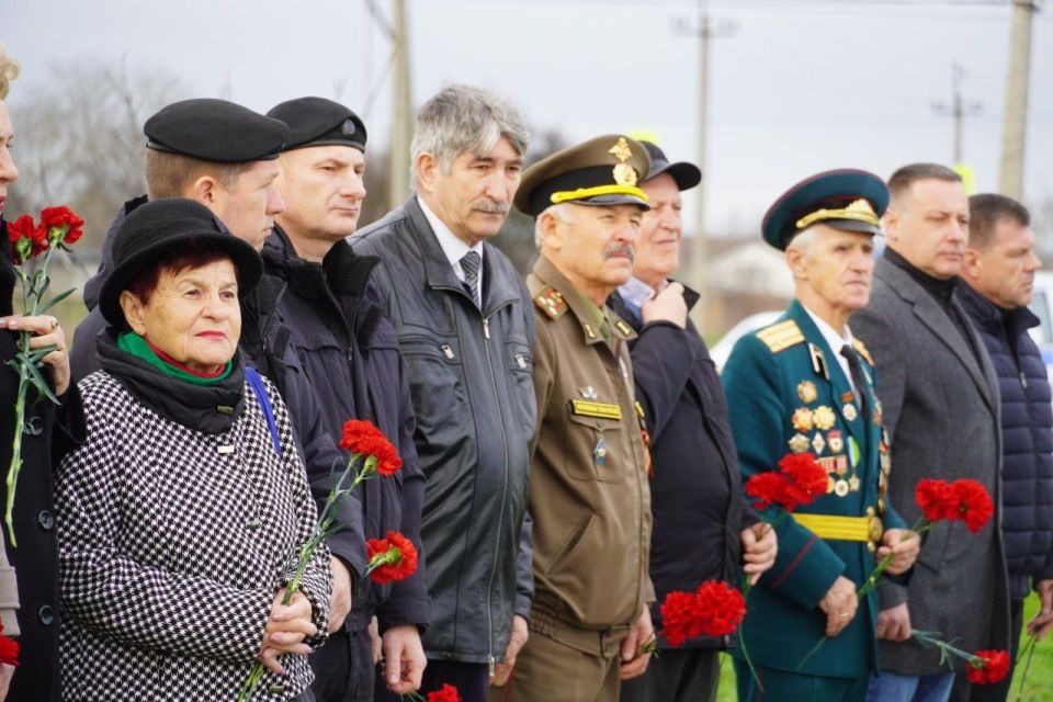 В Крыму и Севастополе росгвардейцы присоединились к мероприятиям, посвященным Дню Неизвестного солдата В Крыму и Севастополе росгвардейцы присоединились к мероприятиям, посвященным Дню Неизвестного солдата