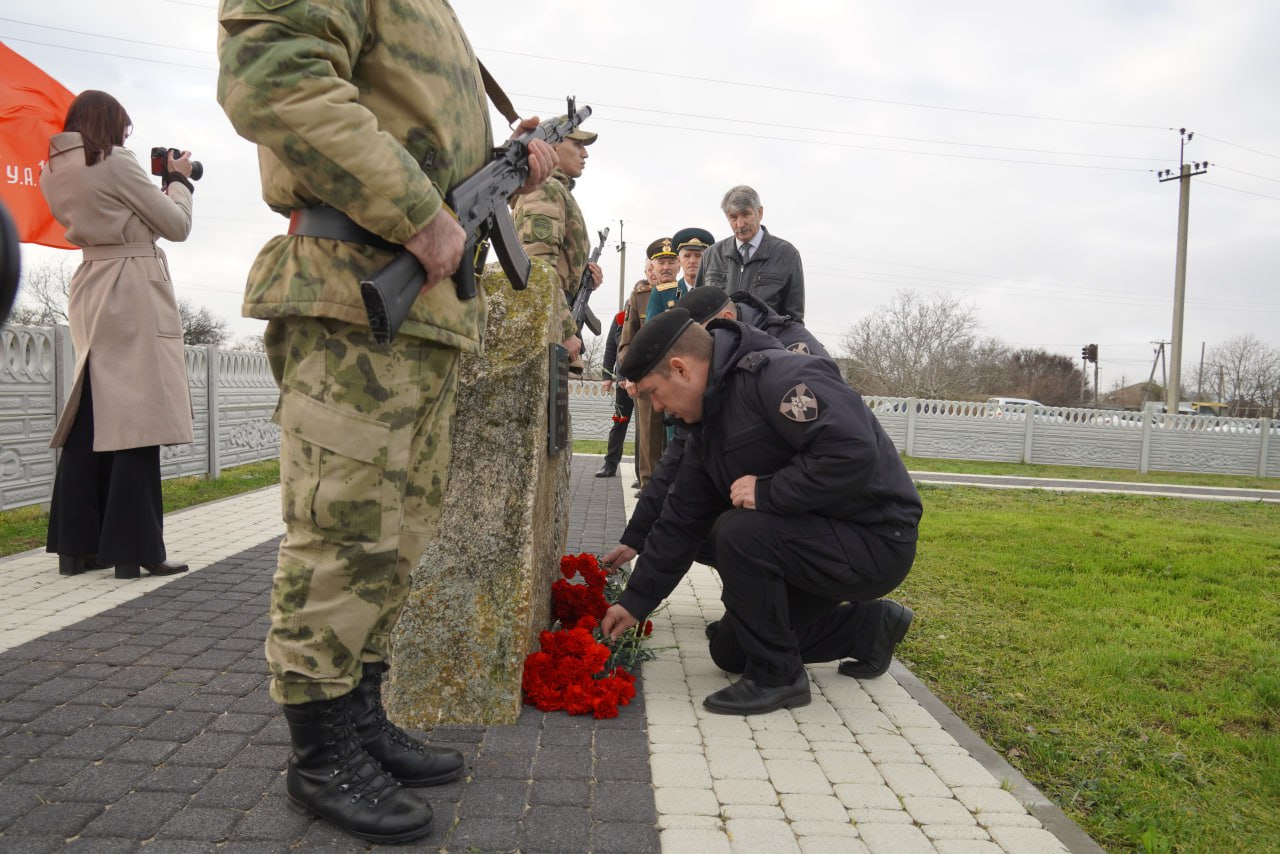 В Керчи почтили память павших воинов в День Неизвестного Солдата В Керчи почтили память павших воинов в День Неизвестного Солдата