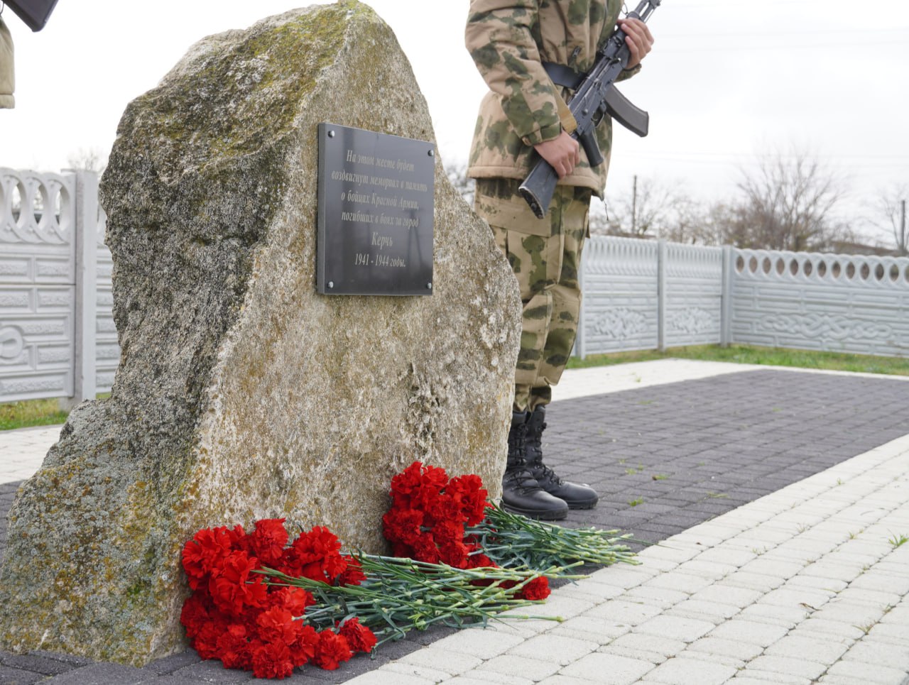 В Керчи почтили память павших воинов в День Неизвестного Солдата В Керчи почтили память павших воинов в День Неизвестного Солдата