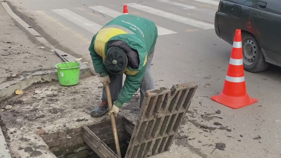 В Керчи продолжается восстановление работы систем ливневых канализаций