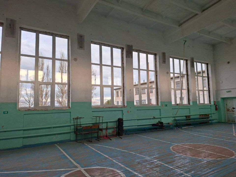 Антон Кравец: Первый заместитель главы администрации Ольга Шпак посетила среднюю общеобразовательную школу в с.Охотском, где в настоящее время идут работы по замене оконных блоков на энергосберегающие Антон Кравец: Первый заместитель главы администрации Ольга Шпак посетила среднюю общеобразовательную школу в с.Охотском, где в настоящее время идут работы по замене оконных блоков на энергосберегающие